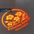 projekcja szkiełka gobo kwiaciarnia w czerwonych barwach, wyświetlona na szarej podłodze