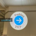 projekcja szkiełka gobo parking 24/7 na szarej ścianie w podziemnym parkingu, reklama świetlna parking