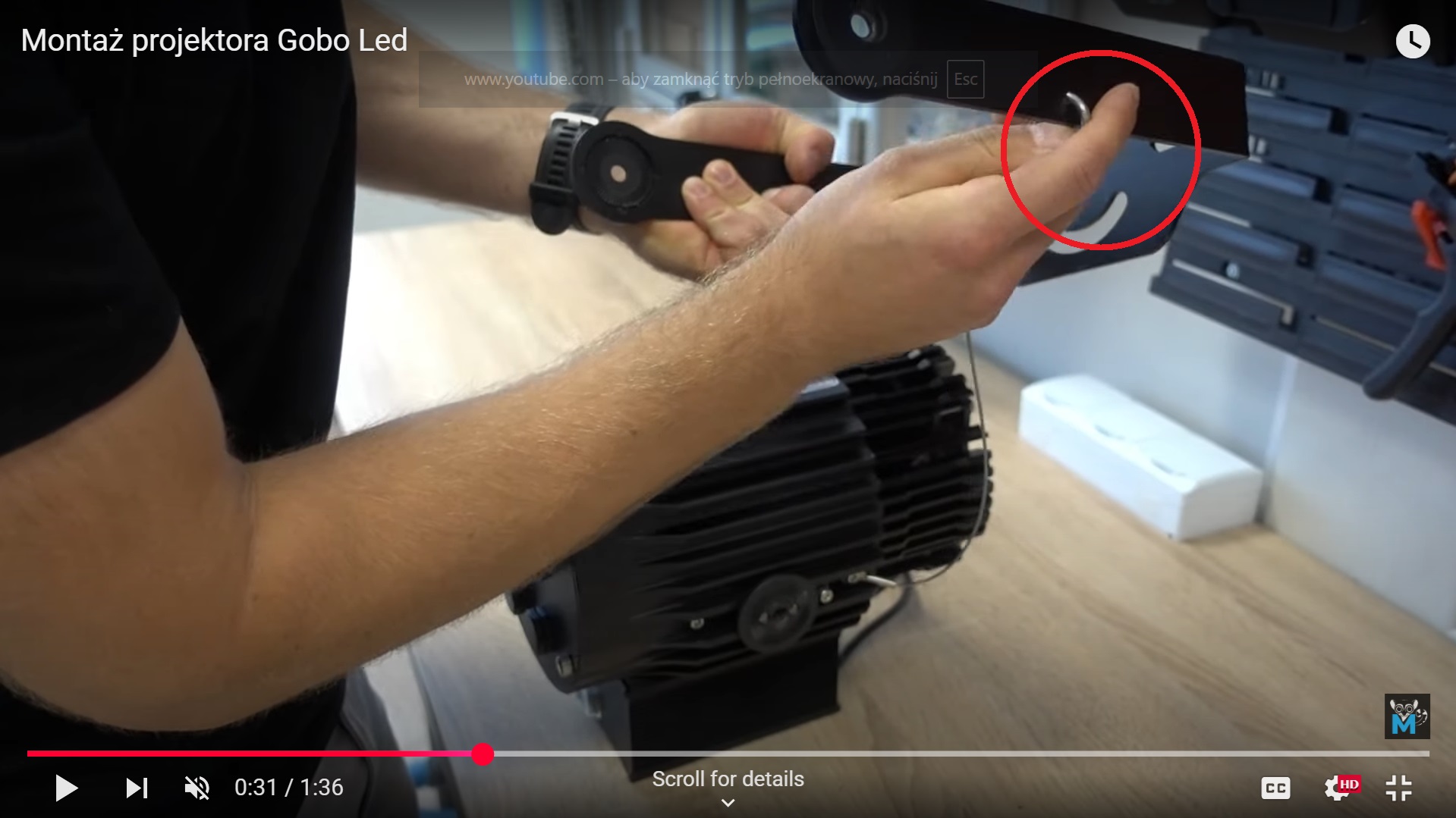 metalowa linka łącząca projektor led z uchwytem